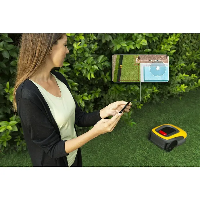 Stiga Mähroboter A750 - 900 m², Schnittbreite: 18 cm, Satellitengestützte Navigation, RTK - Frau steuert einen gelben Rasenmähroboter mit einer App, die die Rasenfläche und einen Pool anzeigt.