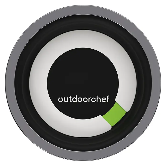 Outdoorchef Pizzastein - Durchmesser: 32 cm, Cordierit - Nahaufnahme des Outdoorchef Logos, bestehend aus einem stilisierten Grillring in Weiß, Grau und Grün, eingebettet in einen dunklen Hintergrund.