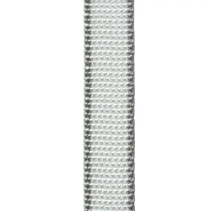 Cinta para persiana - Blanco/gris, Largo: 6 m, Anchura de la correa: 22 mm - Primer plano de una cinta textil blanca, mostrando su fino tejido y elegancia sutil. Perfecta para proyectos de manualidades y decoraciones.