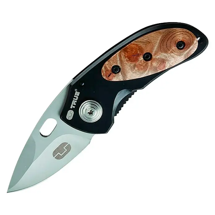 True Utility Navaja de bolsillo - Acero inoxidable, Negro/marrón - Primer plano de una navaja de bolsillo TRUE, que muestra su elegante hoja y mango de madera.