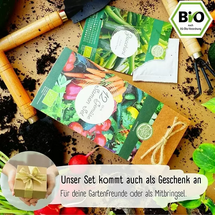 Gemüsesamen Set - 12 Stk., verschiedene Gemüsesorten - Gemüsesamen-Set mit Gartengeräten und Erde, inklusive "12 Gemüse Samen Set" und einer "Zucchini"-Packung. Eine kleine Geschenkbox ist ebenfalls sichtbar.