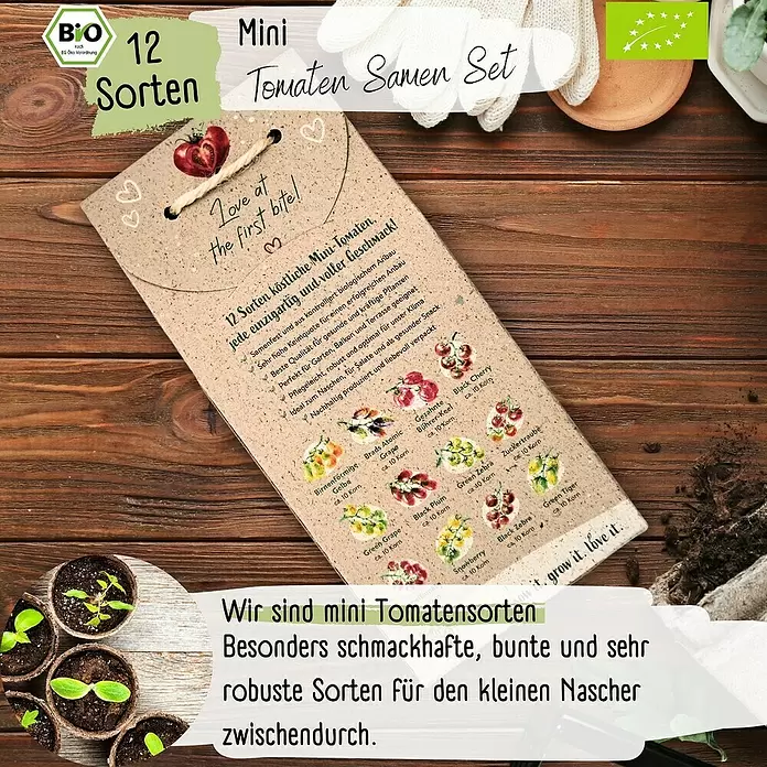 Gemüsesamen Mini-Tomatensamen Set - 12 Stk., Solanum lycopersicum, Erntezeit: Juli - Mini Tomaten Samen Set (12 Sorten). Kraftpapier-Verpackung mit bunten Tomaten-Illustrationen, neben Setzlingen.