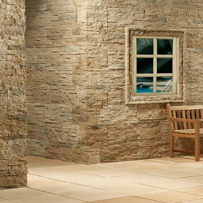 Revestimiento de piedra Salonica Canela - 60 x 30 x 2 cm - Un atractivo revestimiento de pared de piedra natural con ventana y banco ofrece un aspecto elegante y natural para interiores o exteriores.
