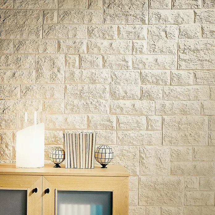 Revestimiento de piedra Travertino Split - Beige, Cantidad total: 4 pzs. - Elementos decorativos expuestos sobre un armario de madera delante de una pared texturizada. Los colores suaves crean un ambiente sereno en la habitación.