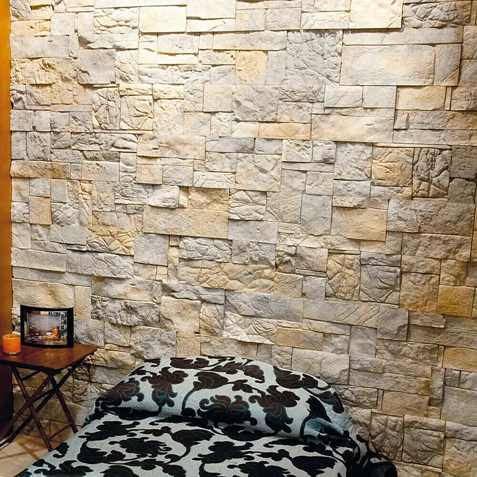 Revestimiento de piedra Alpes Pino - Cantidad total: 4 pzs. - Primer plano de una pared adornada con baldosas de piedra decorativas, creando un ambiente rústico y elegante.