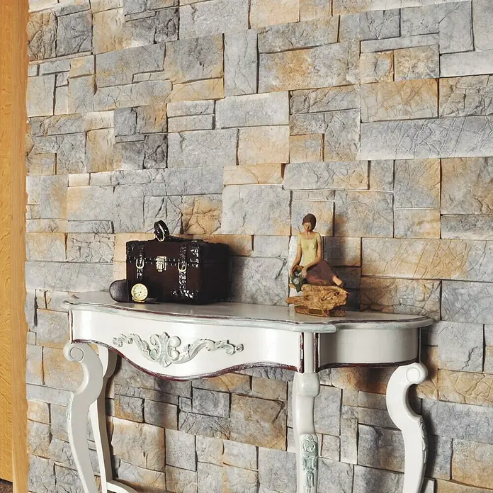 Revestimiento de piedra Alpes Pino - Cantidad total: 4 pzs. - Consola elegante con adorno decorativo, con un cofre marrón y una escultura encima, frente a una pared de piedra texturizada.