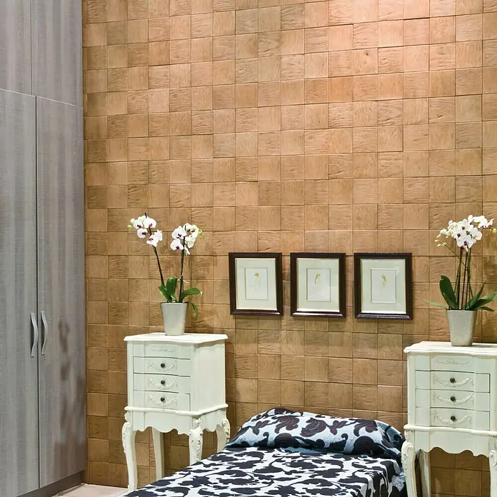 Revestimiento de piedra Teka - Cantidad total: 4 pzs. - Dormitorio con pared de azulejos de madera, dos mesitas de noche con orquídeas y tres cuadros enmarcados sobre una cama.