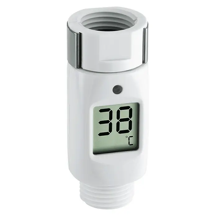 TFA Termómetro ducha - Blanco, L x An x Al: 3 x 2,8 x 7,1 cm - Primer plano de un termostato digital blanco que muestra 38 grados Celsius con conexiones roscadas.