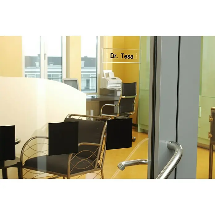 Tesa Adhesivo especial para adhesivo - 200 g - Un letrero que dice "Dr. Tesa" en la puerta de una oficina, indicando el nombre del médico o el nombre de la oficina.