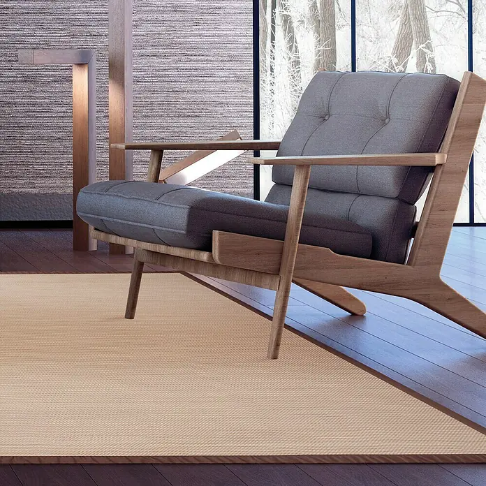 Alfombra de vinilo Living Sisal - Marrón, 90 x 60 cm - Cómodo sillón gris con estructura de madera y alfombra beige en una habitación moderna. El sillón es ideal para relajarse.