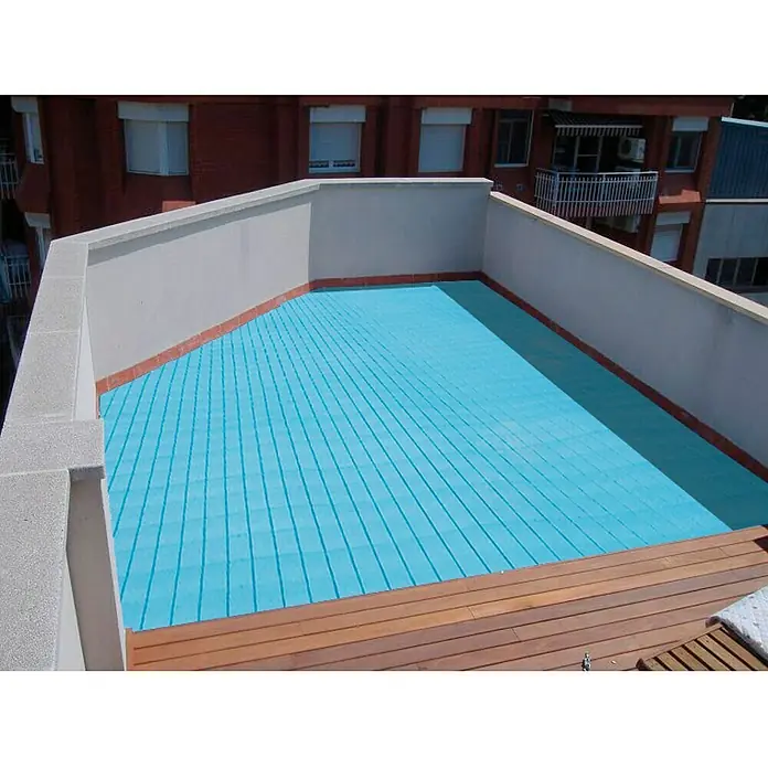 Lámina de drenaje Espuma - 1,5 x 1,5 m, Azul - Superficie de techo con paneles azules aislantes, proporcionando un aislamiento térmico eficaz y protección contra los elementos climáticos.