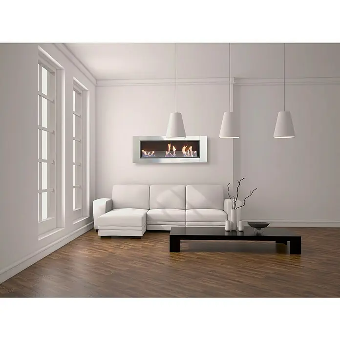 Purline Chimenea de bioetanol Hecate - 17,5 x 150 x 54 cm, Blanco - Un elegante salón con una chimenea de etanol moderna que añade calidez y estilo al espacio. Sofá blanco y mesa oscura complementan el diseño.