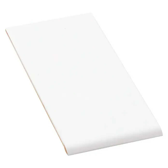Cenefa para baldosas Vierteaguas - 28 x 14 cm, Blanco, Brillante - Primer plano de una tapa de conducto de cables blanca autoadhesiva, perfecta para una gestión ordenada de los cables y la protección de los cables.
