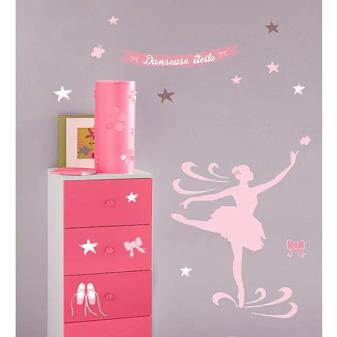 Vinilo de pared Bailarina - 68 x 48 cm, Rosa, Plástico - Esta imagen muestra una decoración de pared con un armario rosa con accesorios de baile y una pegatina de bailarina.