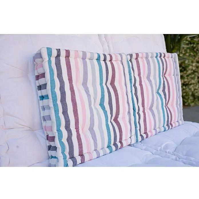 Cojín para asiento - 80 x 60 x 10 cm, Multicolor, 100% algodón - Cojín de asiento a rayas con botones sobre una base blanca. El cojín tiene rayas de colores en azul, gris, rosa y morado.