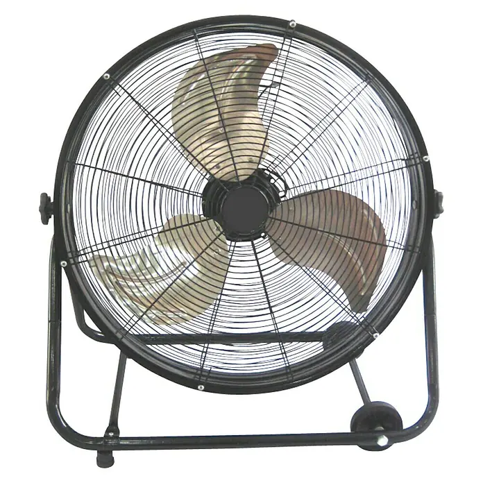 Ventilador de suelo Industrial - 180 W, Negro, 60 cm - Un ventilador negro de forma redonda con una carcasa metálica y tres aspas se muestra sobre un fondo blanco.