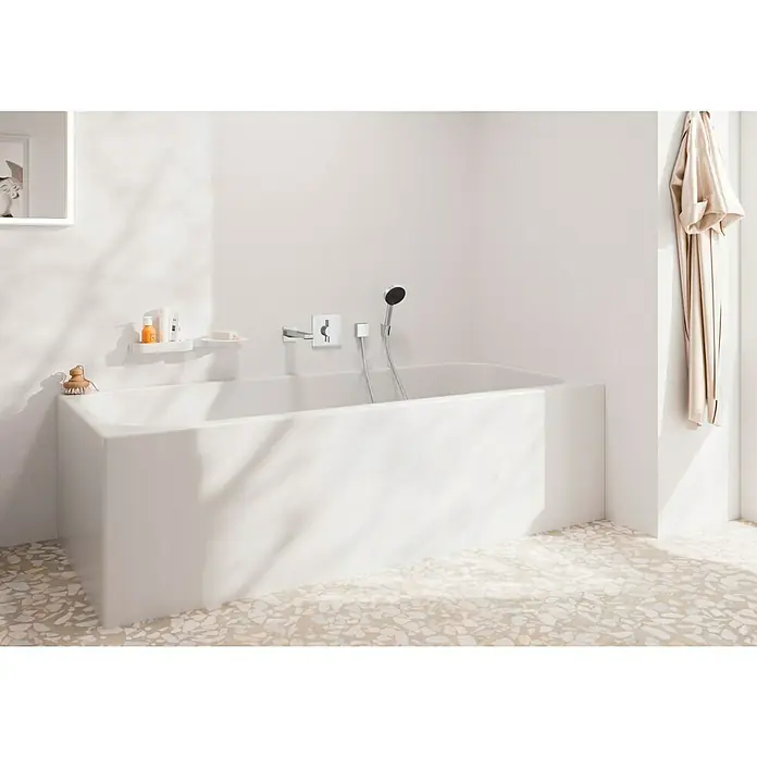Hansgrohe Pulsify Select S Handbrause 105 Relaxation EcoSmart - Anzahl Funktionen: 3 Stk., Durchmesser: 10,5 cm, Chrom - Elegante Badewanne in einem hellen Badezimmer. Das schlichte Design und die neutralen Farben schaffen eine entspannende Atmosphäre.