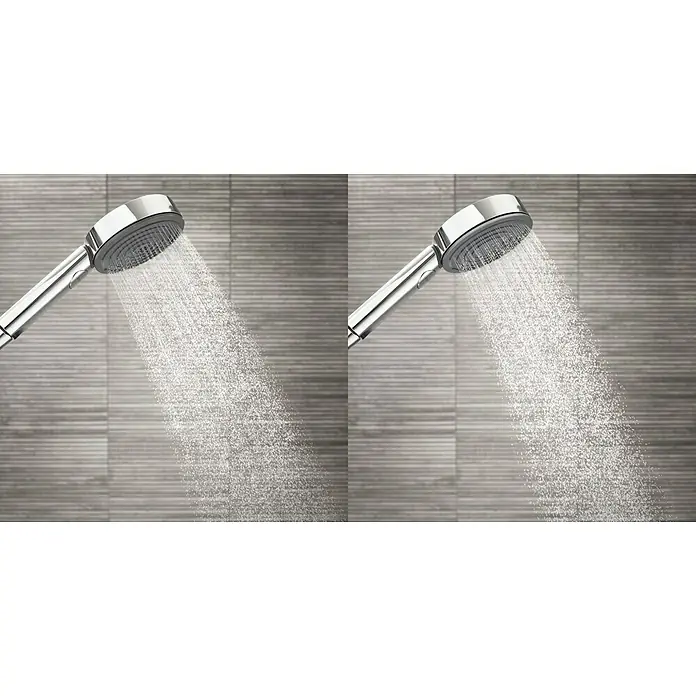 Hansgrohe Pulsify Select S Handbrause 105 Relaxation EcoSmart - Anzahl Funktionen: 3 Stk., Durchmesser: 10,5 cm, Chrom - Eine moderne Handbrause aus Chrom sprüht Wasser in einem Badezimmer mit grau gestreiften Fliesen. Das Duschwasser ist klar und glänzend.