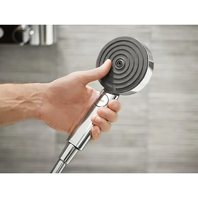 Hansgrohe Pulsify Select S Handbrause 105 Relaxation EcoSmart - Anzahl Funktionen: 3 Stk., Durchmesser: 10,5 cm, Chrom - Eine Hand hält einen modernen Hansgrohe Duschkopf mit verschiedenen Strahlarten. Der Duschkopf ist silberfarben und grau.