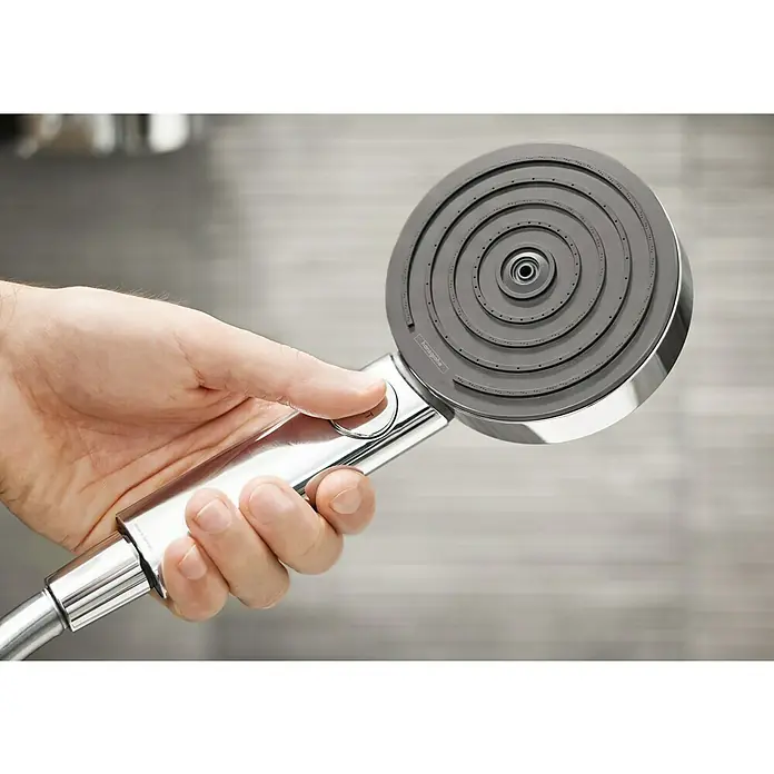 Hansgrohe Pulsify Select S Handbrause 105 Relaxation EcoSmart - Anzahl Funktionen: 3 Stk., Durchmesser: 10,5 cm, Chrom - Nahaufnahme eines Hansgrohe Duschkopfs in einer Hand, der die verschiedenen Strahlarten zeigt. Hochwertiges Design für ein entspannendes Duscherlebnis.