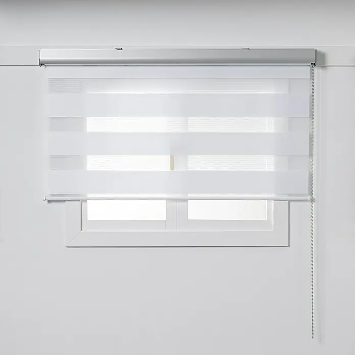 Estor noche y día Premium - An x Al: 200 x 250 cm, Blanco - Un primer plano de una ventana con un estor enrollable doble blanco, con rayas de tejido translúcidas y opacas alternadas.