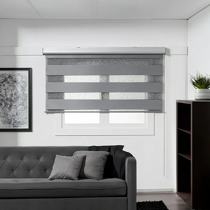Estor noche y día Premium - An x Al: 200 x 250 cm, Gris - Estores enrollables dobles grises en una sala de estar moderna. Ofrecen privacidad y control de luz con bandas de tela alternadas transparentes y opacas.