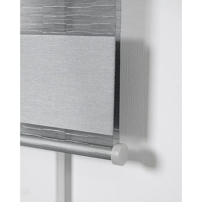Estor noche y día Premium - An x Al: 200 x 250 cm, Gris - Un estor enrollable doble gris frente a una ventana, filtrando la luz suave y proporcionando privacidad, ideal para espacios de vida modernos.