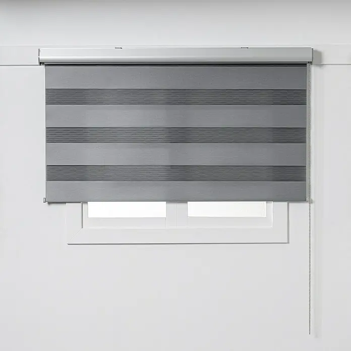 Estor noche y día Premium - An x Al: 200 x 250 cm, Gris - Persianas enrollables grises con rayas horizontales cubren una ventana, ofreciendo privacidad y control de luz.