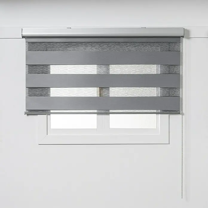 Estor noche y día Premium - An x Al: 200 x 250 cm, Gris - Estores enrollables dobles grises en una ventana, que ofrecen privacidad y filtrado de luz con bandas de tejido alternas.