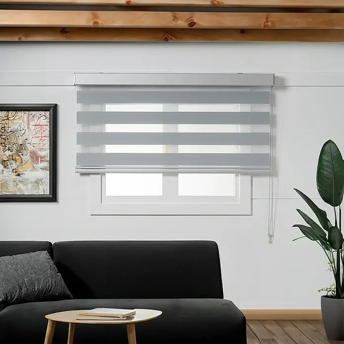 Estor noche y día Luxury - An x Al: 120 x 250 cm, Gris - Persianas enrollables dobles grises que filtran la luz suave en un espacio de estar elegante con muebles modernos.