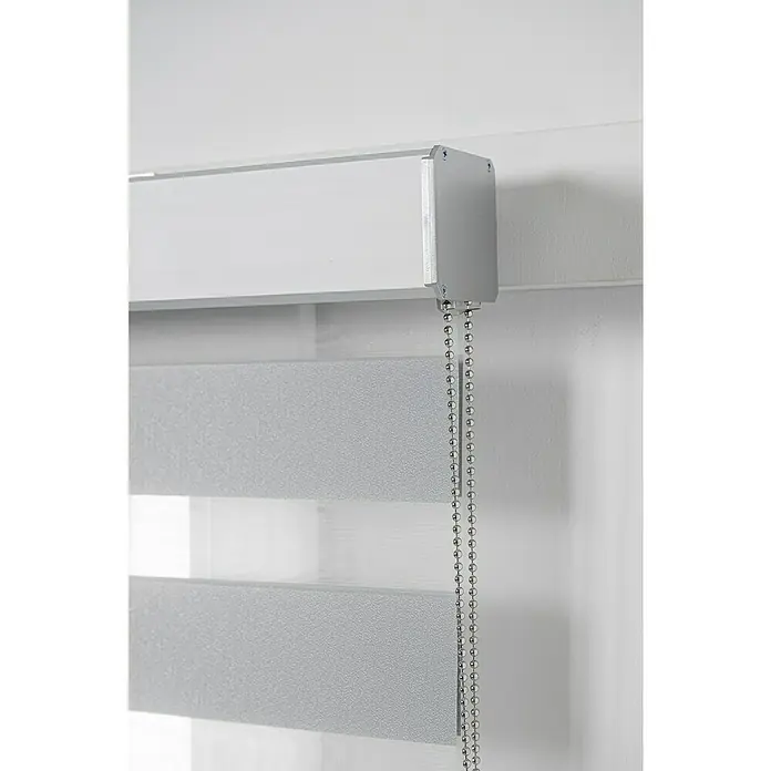 Estor noche y día Luxury - An x Al: 120 x 250 cm, Gris - Primer plano de persianas enrollables con cadena plateada y carcasa blanca, que ofrecen un diseño moderno y filtrado de luz suave.