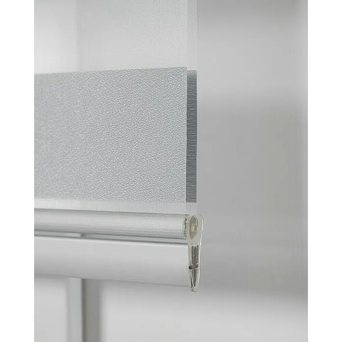 Estor noche y día Luxury - An x Al: 120 x 250 cm, Gris - Primer plano de persianas enrollables dobles blancas con capas de tela translúcidas y opacas alternadas para un control de luz ajustable.