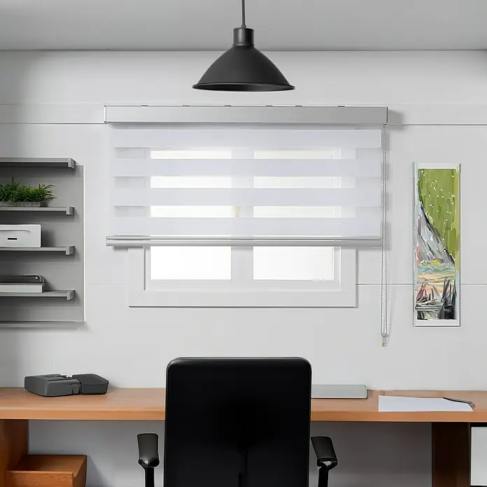 Estor noche y día Luxury - An x Al: 150 x 250 cm, Blanco - Una elegante persiana doble enrollable en blanco cuelga frente a una ventana proporcionando privacidad y control de luz en una oficina moderna.