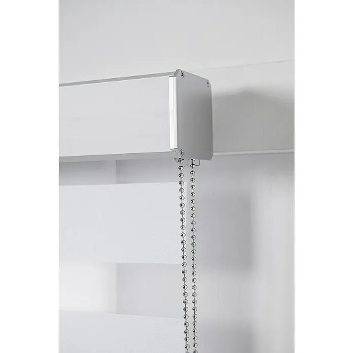 Estor noche y día Luxury - An x Al: 150 x 250 cm, Blanco - Primer plano de persianas blancas modernas con cadena de bolas plateada y herrajes sobre un fondo neutro.