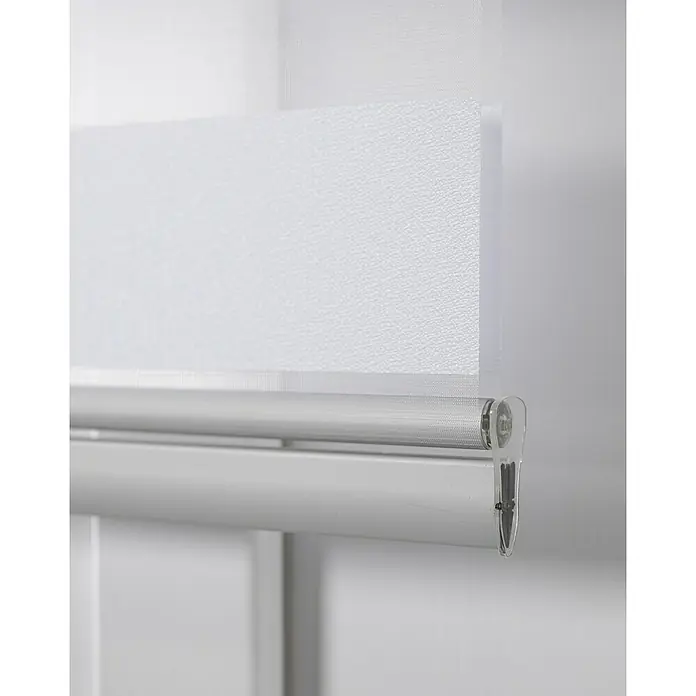 Estor noche y día Luxury - An x Al: 150 x 250 cm, Blanco - Primer plano de un elegante estor enrollable doble blanco con un diseño minimalista, perfecto para espacios habitables modernos.