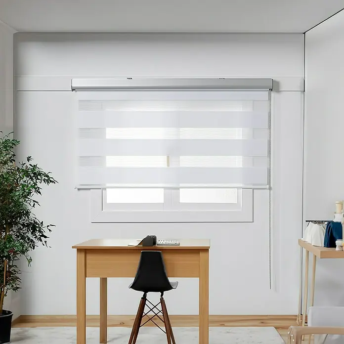 Estor noche y día Premium - An x Al: 200 x 250 cm, Blanco - Una oficina moderna y minimalista con un elegante estor enrollable dúo blanco en la ventana, que proporciona un diseño de luz elegante.