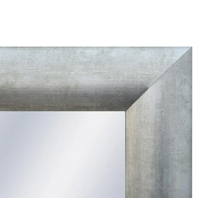 Espejo de pared Fantasía - 56 x 136 cm, Plateado - Primer plano de un espejo plateado con un marco texturizado, que ofrece una estética moderna.