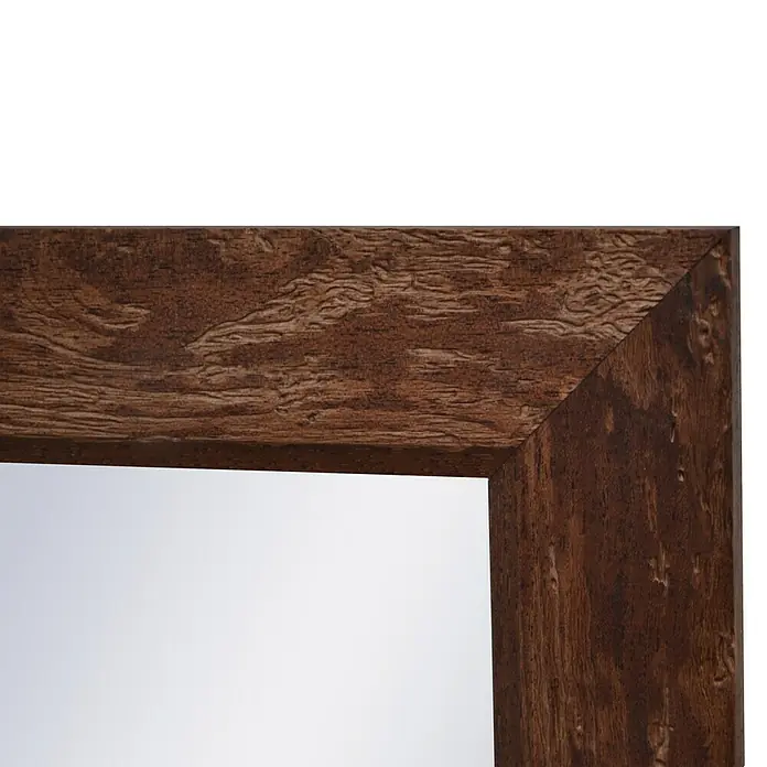 Espejo de pared Fantasía - 56 x 136 cm, Avellana - Primer plano de un espejo rústico de madera con una marcada veta y tonos marrones, ideal para un ambiente elegante.