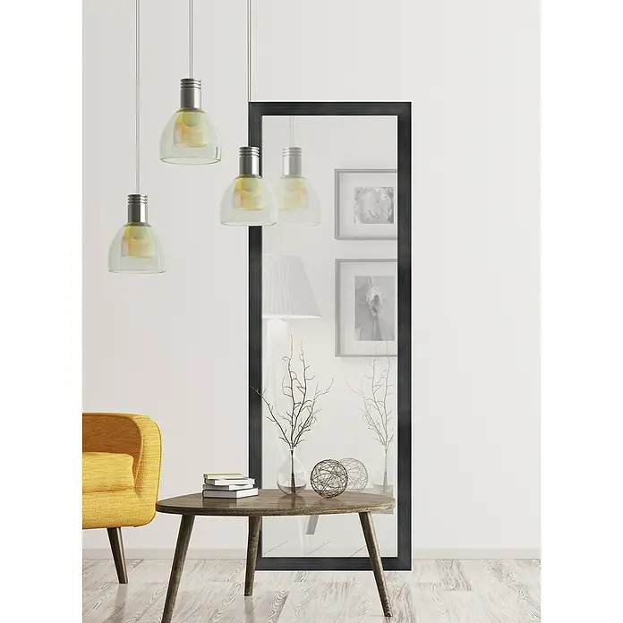 Espejo de pared Fantasía - 53 x 143 cm, Negro - Interior moderno con sillón amarillo e iluminación colgante elegante, que añade un toque refinado al diseño del espacio.