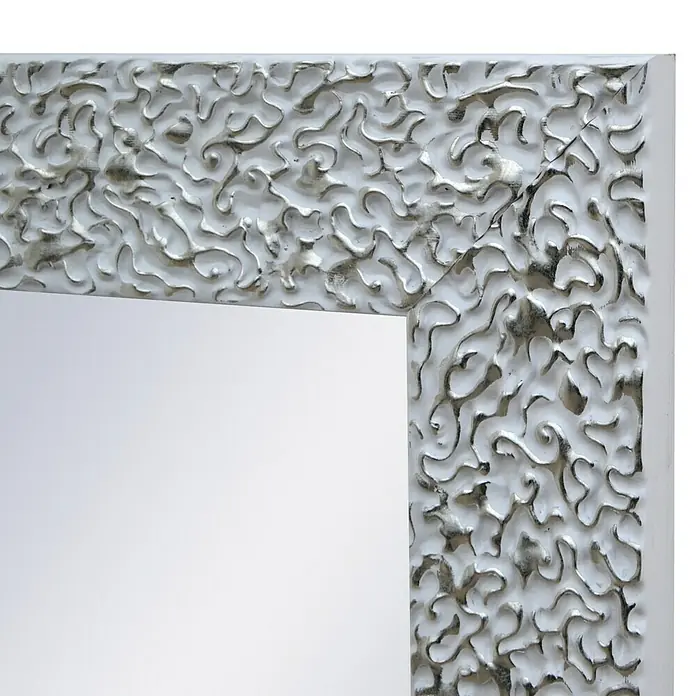 Espejo de pared Fantasía - 56 x 136 cm, Blanco/Plateado - Primer plano de un espejo ornamentado en plata y blanco con un marco texturizado único, ideal para una decoración moderna.