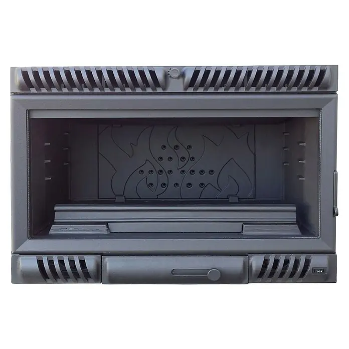 Insert de leña 800A - L x An x Al: 45 x 79,5 x 57,5 cm, 12 kW, 362,5 m³, Negro - Primer plano de un inserto de chimenea con un diseño de llama decorativo y ranuras de ventilación para una distribución del calor elegante y eficiente.
