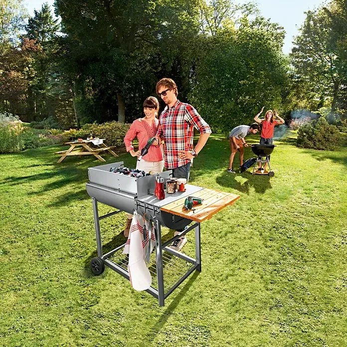 Bosch Gebläseaufsatz - Passend für: Bosch Easy Akkuschrauber IXO III/IV/V/VI - Bild von einem Grill mit Grillmeister und Zubehör im Garten, ideal für sommerliche Grillabende mit Freunden und Familie.