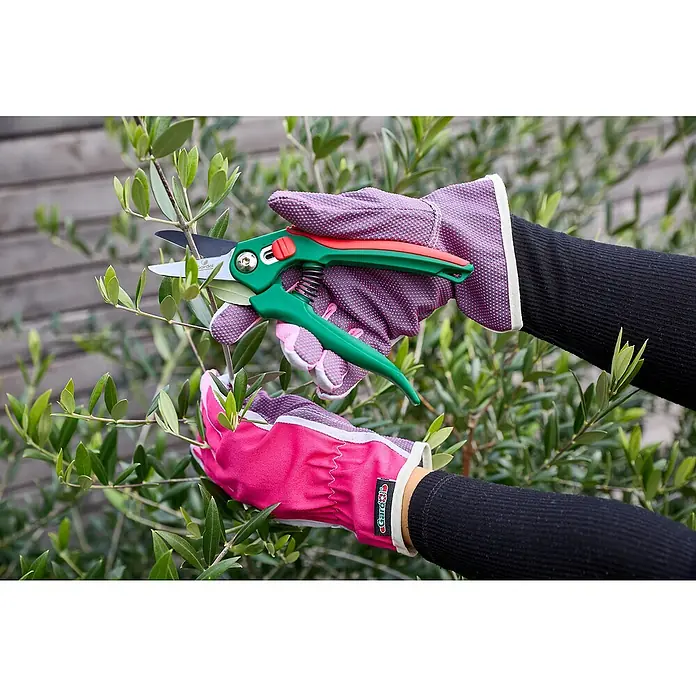 Gardol Classic Trimmschere GDB10 - Bypass, Max. Aststärke: 10 mm - Nahaufnahme einer Person, die mit einer Gartenschere und Gartenhandschuhen einen Busch beschneidet.