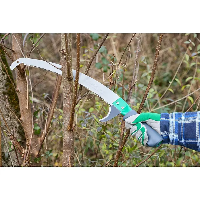 Gardol Comfort Baumsäge GDS40 - 40 cm - Astsäge im Einsatz: Ein nützliches Werkzeug für die Gartenarbeit, um Äste und Zweige mühelos zu schneiden und so das Wachstum zu fördern.