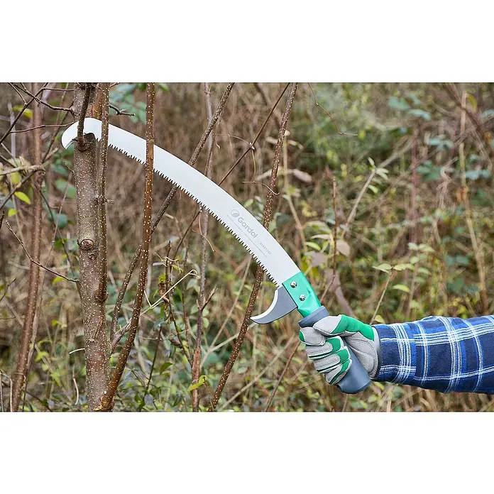 Gardol Comfort Baumsäge GDS40 - 40 cm - Eine Person benutzt eine Gardol Astsäge, um einen Baumast zu schneiden. Die Säge hat ein gebogenes Blatt und einen grünen Griff.