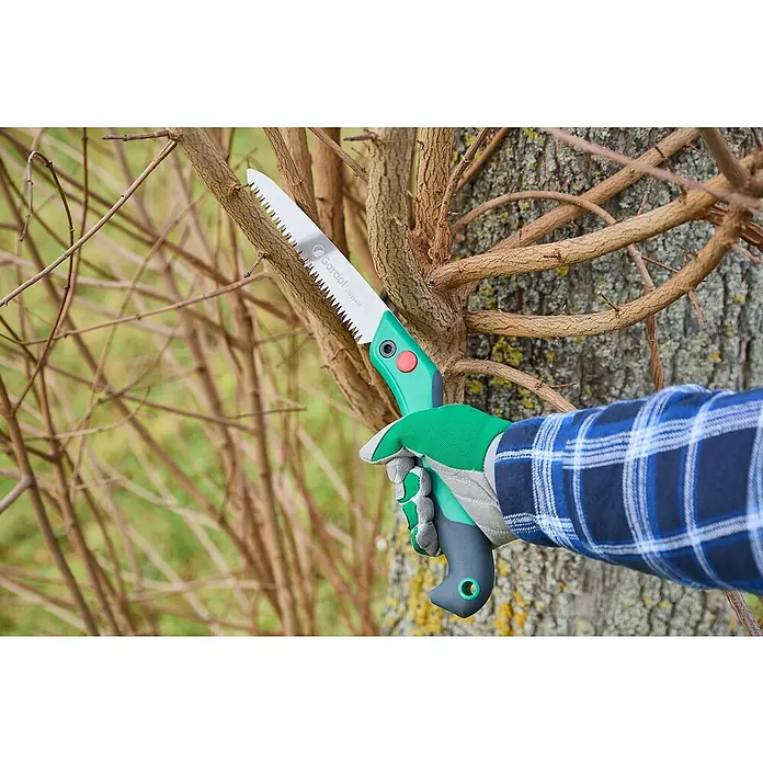 Gardol Classic Klappsäge GDS20 - 18 cm - Nahaufnahme einer Astsäge von Gardol beim Beschneiden von Ästen, mit Handschuhen und blau kariertem Hemd.