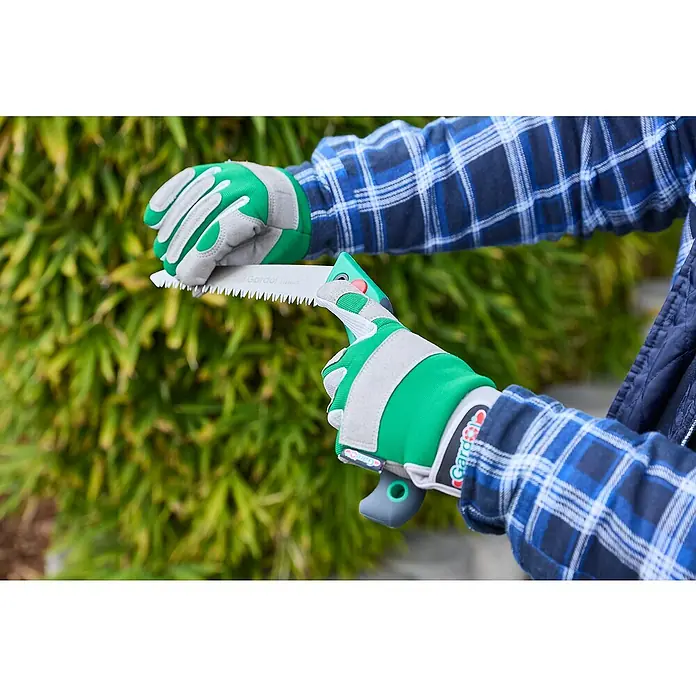 Gardol Classic Klappsäge GDS20 - 18 cm - Nahaufnahme einer Person mit Gartenhandschuhen, die eine Gardol-Handsäge hält und bereit ist, Gartenarbeiten zu erledigen.