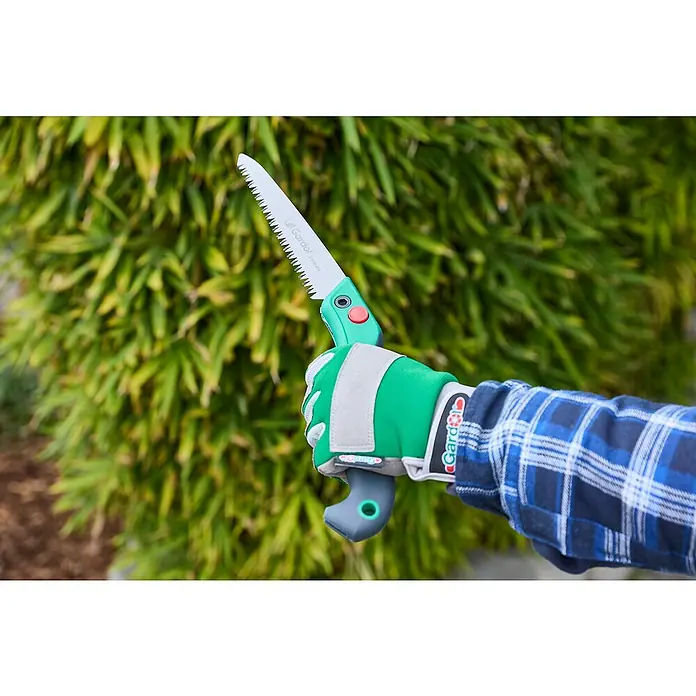 Gardol Classic Klappsäge GDS20 - 18 cm - Nahaufnahme einer Hand mit Gartenhandschuh, die eine Gardol Astsäge vor einem grünen Hintergrund hält.