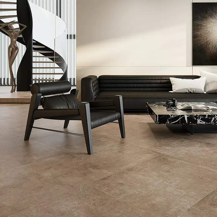 My Home Feinsteinzeugfliese - 60 x 120 cm, Taupe, Matt - Schwarzer Lederstuhl mit passendem Sofa und Marmortisch in modernem Wohnzimmer.