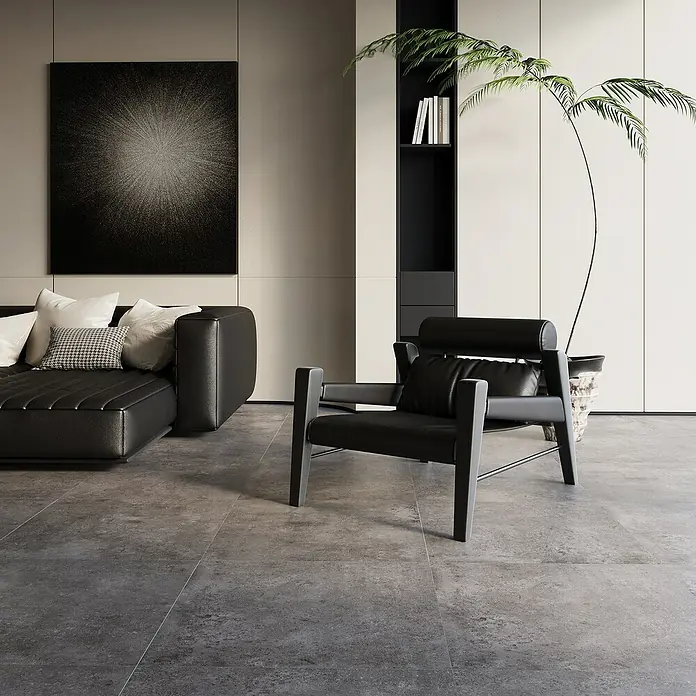 My Home Feinsteinzeugfliese - 60 x 60 cm, Dunkelgrau, Matt - Stilvolles Interieur mit einem schwarzen Ledersessel im Fokus, ergänzt durch ein modernes Sofa und ein abstraktes Kunstwerk.